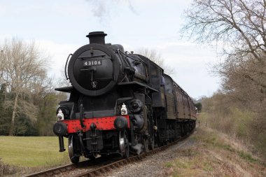Buhar treni 43106, İngiltere 'nin Shropshire kentindeki Hampton Loade' da Severn Vadisi 'nde.