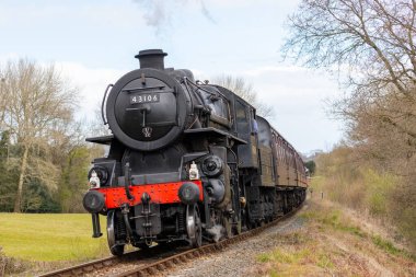 Buhar treni 43106, İngiltere 'nin Shropshire kentindeki Hampton Loade' da Severn Vadisi 'nde.