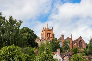 St. Leonard Kilisesi 'nin yükseltilmiş manzarası ve BridgNorth, Shropshire' daki evler