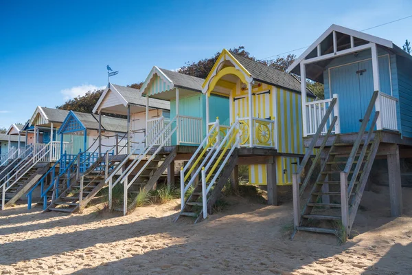Wells 'te kumsalda renkli ahşap plaj kulübeleri Kuzey Norfolk, İngiltere' de The Sea Next