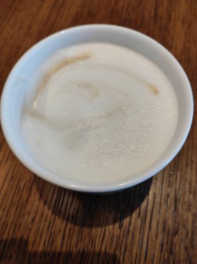 Latte macchiato kahvenin yakın görüntüsü, bir fincan macchiato kahvesi