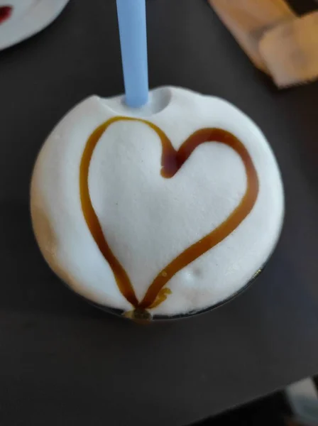 Kalp Karamelli Latte Kahvenin Üst Yakın Görüntüsü Kalp Arka Planında — Stok fotoğraf