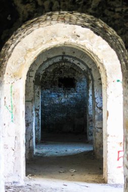 Eski ortaçağ şatosu ve harabe ev, mimari ayrıntılar