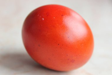 Masanın üzerinde kırmızı boyalı bir Paskalya yumurtası.