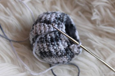 Yün yumağı, iğne ve iplik.