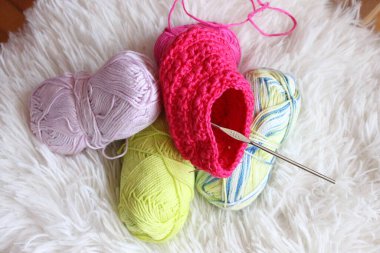 İplik ve iğneyle örgü ipliği.