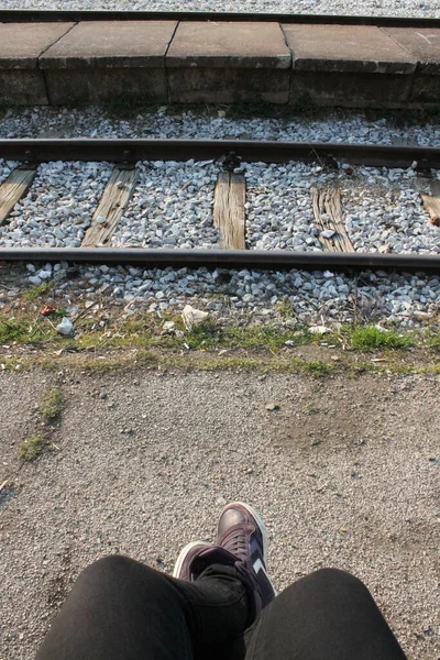 Espera Comboio Velha Estação Comboios Uma Pessoa Está Sentada Pista — Fotografia de Stock