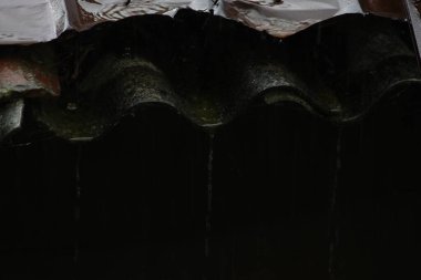 Çatıda yağmur suyu var. Yağmur günü.