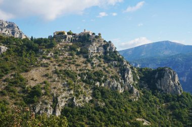 Güneydoğu Fransa 'daki Gourdon antik dağ köyü Provence-Alpes-Azure kıyı bölgesinde.                               