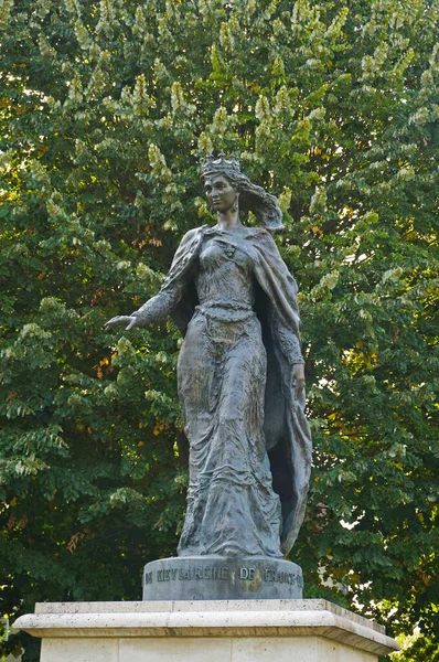 Fransa 'nın Senlis kentinde Fransa Kraliçesi Kyiv' li Anne anıtı. Heykeltraşlar V. Znoba ve M. Znoba (Kyiv, Ukrayna). Açılış 22 Haziran 2005                           