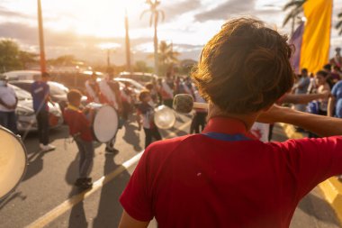 Nikaragua 'da bahar tatilinde düzenlenen bir karnaval sırasında tanınmayan genç Latin müzisyen grubu.