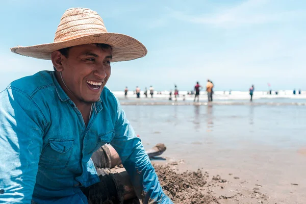 Yaz tatilinde Nikaragua 'daki Masachapa plajında gülümseyen ve çukur kazan şapkalı Latin bir adam.
