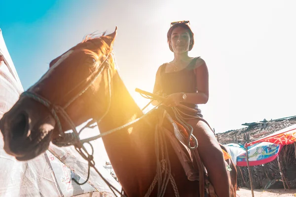 Jovem Mulher Latina Montando Cavalo Praia Retroiluminado Conceito Diversão Nas — Fotografia de Stock