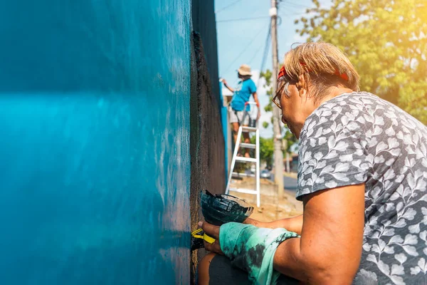 Aktivní Starší Latinská Žena Pracující Venku Malovat Stěny Svého Domu — Stock fotografie