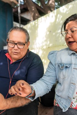 Olgun erkek ve genç Latin kadın birlikte vakit geçiriyorlar. Baba ve kızı güzel vakit geçiriyorlar.