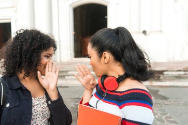 İki genç Latin kadın üniversite öğrencisi Leon Nikaragua şehrinin merkez parkında sırları hakkında dedikodu yapıyor ve konuşuyorlar.