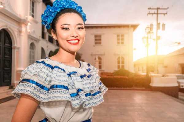来自尼加拉瓜的传统舞者 拉丁美洲女孩对墨西哥 中美洲和南美洲的传统服装笑着 夕阳西下看着摄像机 — 图库照片