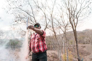 Kırsal Nikaragua 'da bir kutlama sırasında havai fişek atan bir adamın yakın çekimi.