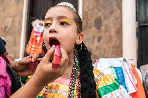 Chica Latina Vestida Con Ropa Tradicional Nicaragüense Siendo Maquillada Con —  Fotos de Stock