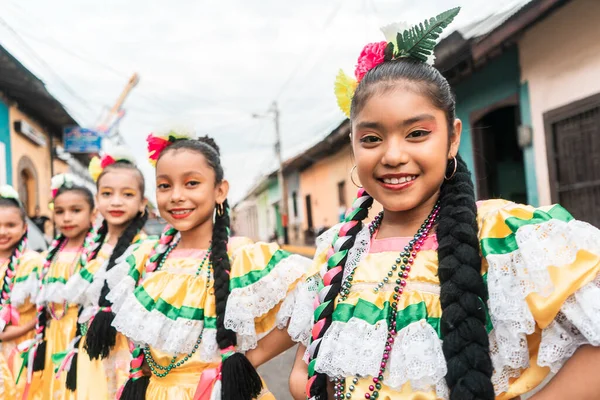 Grupo Chicas Traje Folclórico Una Calle León Nicaragua —  Fotos de Stock