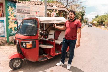 La Paz Centro Nikaragua belediyesinde motosikletli taksi şoförü. Aracında serbest çalışan bir işçi. Orta Amerika şehirlerinde ulaşım kavramı.