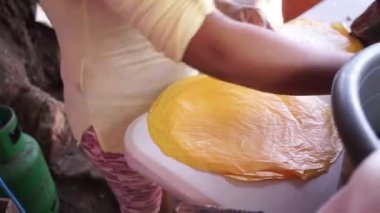 Tortilla tüccarları Nikaragua 'da bir sokakta yiyecek satıyor.