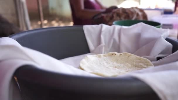 Тортільї Пластиковій Мисці Місцевому Роздрібному Магазині Манагуа Нікарагуа Традиційна Їжа — стокове відео