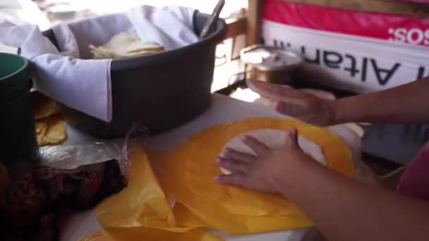 Mujer Irreconocible Acariciando Tortillas Maíz Una Tienda Managua Nicaragua — Vídeo de stock