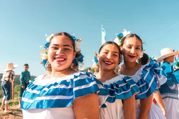 Niñas Con Ropa Tradicional Que Representan Cultura América Latina Una —  Fotos de Stock