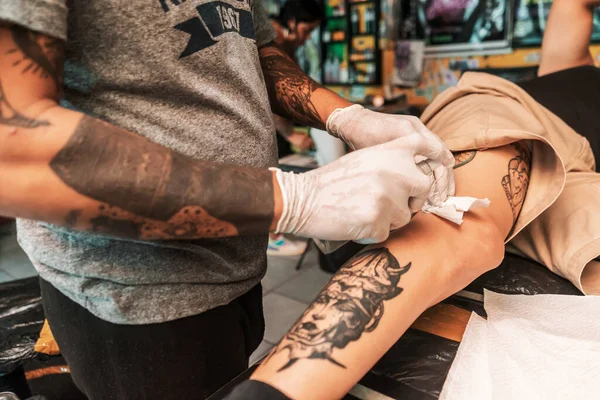 Latynoski Tatuażysta Sterylizujący Nogę Klienta Uchwycić Sztukę Managua Nikaragua — Zdjęcie stockowe