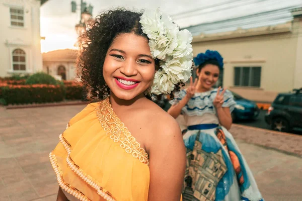 Dos Bailarines Tradicionales Con Típico Disfraz Nicaragüense Divirtiéndose Jugueteando Tonteando —  Fotos de Stock