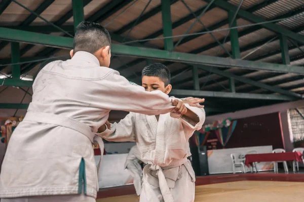 两名拉丁裔男孩在尼加拉瓜马那瓜的一家体育馆练柔道 — 图库照片
