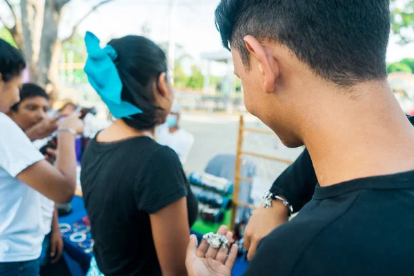 在尼加拉瓜马那瓜的一个旅游胜地 一名拉丁裔青少年在街头商店里购买手镯 — 图库照片