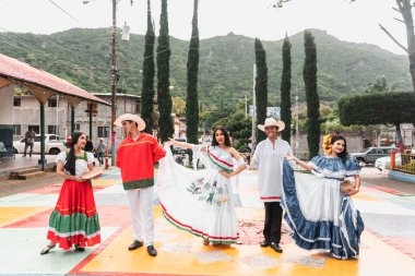Geleneksel Nikaragua kostümlü gençler Jinotega 'da polka ve mazurka adı verilen geleneksel Nikaragua dansını yapıyorlar.