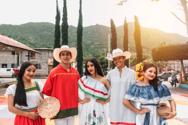 Jinotega Nikaragua 'dan polka ve mazurka adı verilen Latin Amerika kültürünün tipik dansı