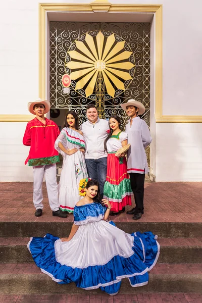 Latin Amerika 'da geleneksel dans derslerinin dikey çekimi