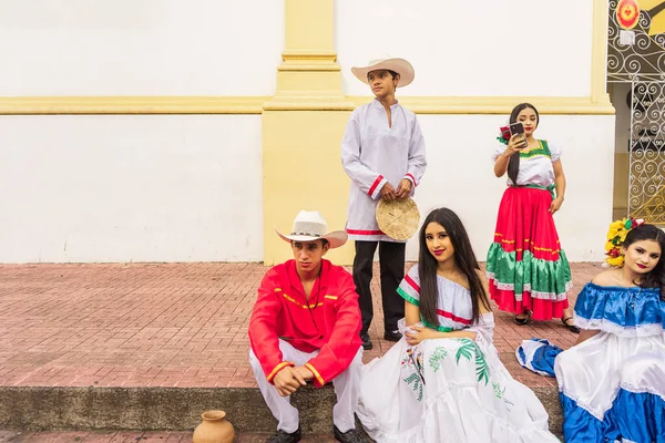 Jóvenes Latinos Vestidos Con Ropa Tradicional Fuera Una Iglesia Jinotega —  Fotos de Stock