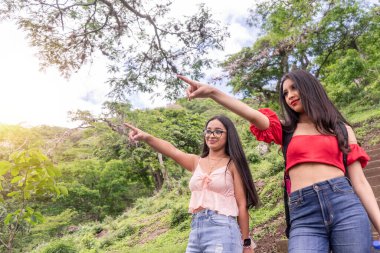 Dağdaki Latin gençler kopya alanını işaret ediyorlar