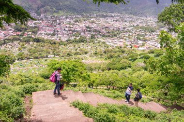 Latin öğrenciler Nikaragua 'da Jinotega dağında yürüyüş yapıyorlar.