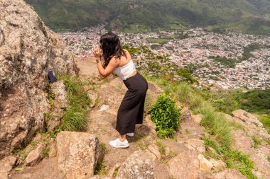 Latin genç, Jinotega, Nikaragua 'da sosyal ağlar için bir video kaydediyor.