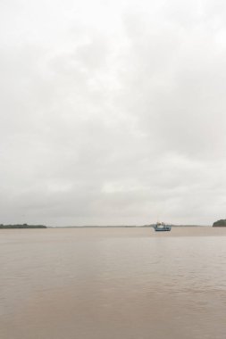Nikaragua 'daki Bluefields Körfezi' nin dikey fotoğrafı. Yağmur başlamadan bulutlu bir gökyüzü.