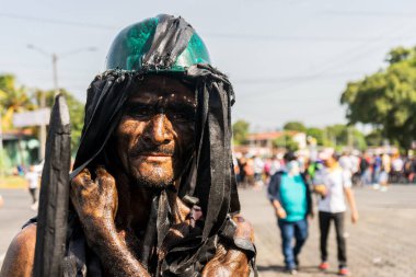 Managua, Nikaragua 'daki geleneksel bir festivalde söz veren Santo Domingo' lu bir hayranın portresi.