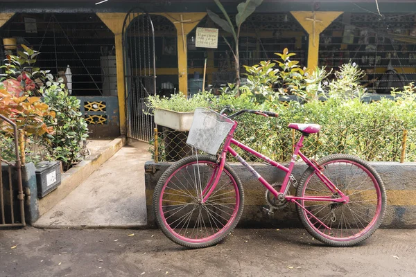 Latinomaierca 'da mütevazı bir evin önüne park edilmiş pembe bir bisiklet.