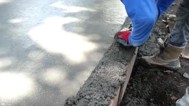 Latin işçiler Managua, Nikaragua 'da bir kamu işinde beton yol inşa ediyorlar