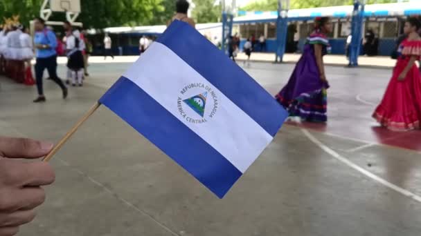 Mano Niño Irreconocible Ondeando Una Bandera Nicaragüense Una Escuela Pública — Vídeos de Stock