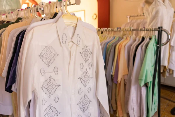 Granada Nikaragua 'da bir zanaatkar dikiş dükkanında sergilenen Guayabera gömlekleri
