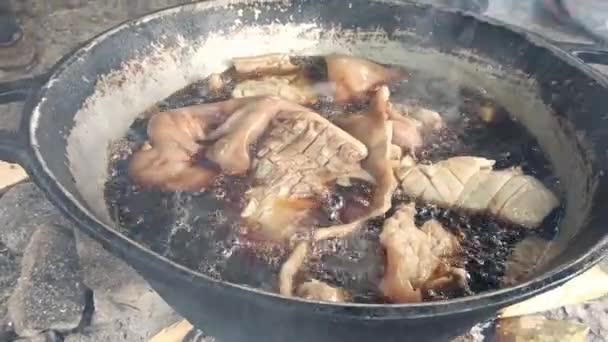 Pedaços Carne Porco Fritando Sua Própria Banha Uma Panela Uma — Vídeo de Stock