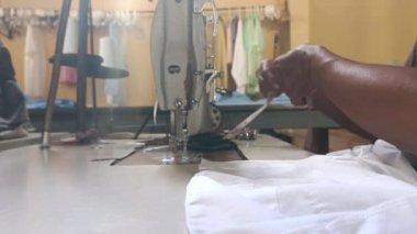Granada Nikaragua 'da dikiş atölyesinde dikiş makinesi ile nakış yapan yaşlı bir Latin kadının üst görüntüsü.