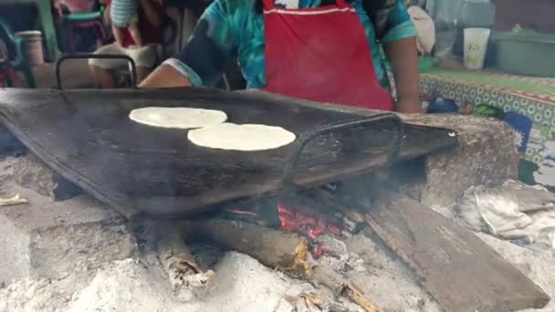 Pobre Mujer Cocinando Tortillas Una Plancha Metal Humilde Hogar Managua — Vídeo de stock