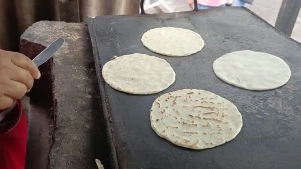 Zbliżenie Rąk Latynoskiej Kobiety Gotującej Tortille Kukurydziane Metalowej Patelni Managua — Wideo stockowe